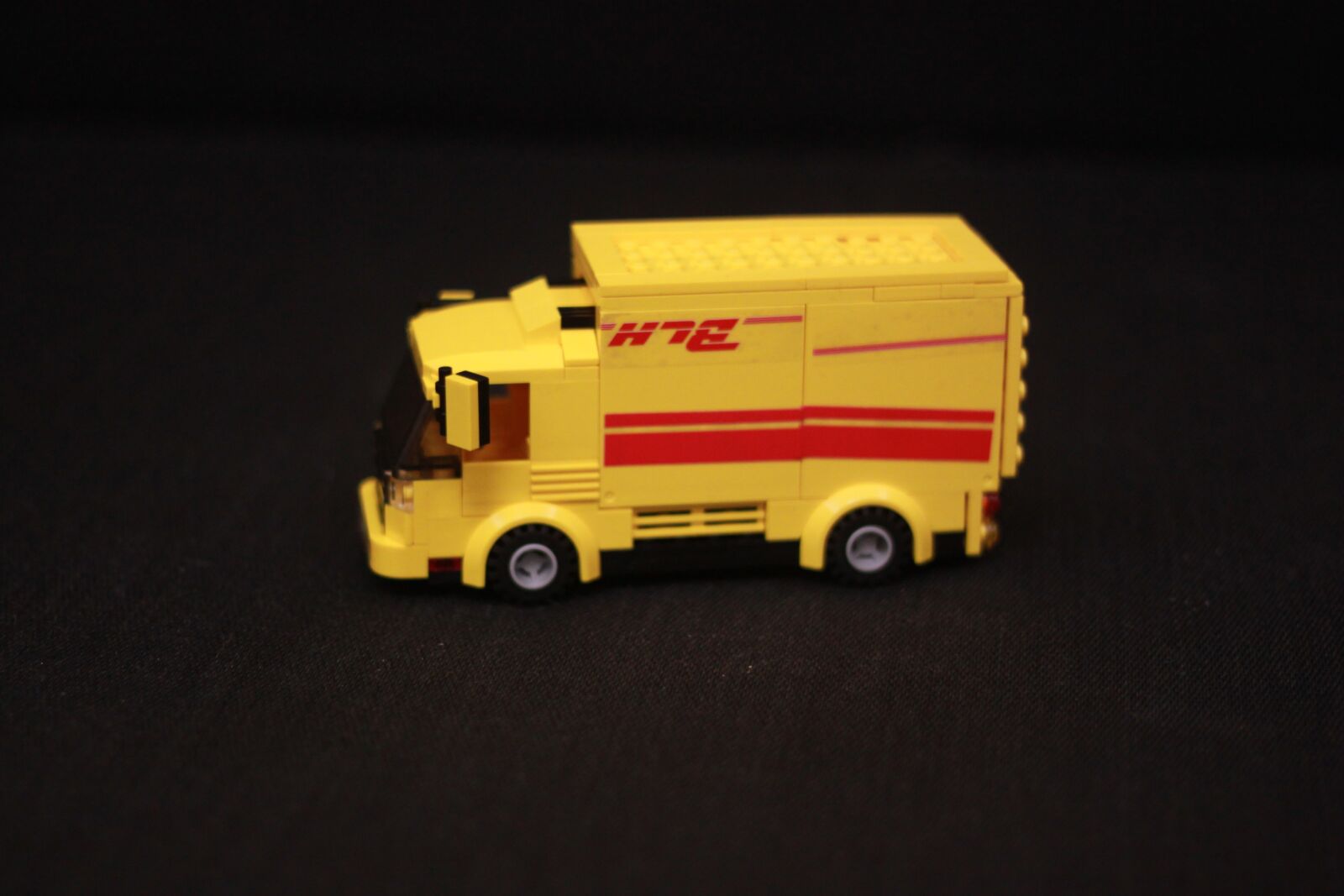 Canon EOS 500D (EOS Rebel T1i / EOS Kiss X3) sample photo. Lego, express car, building photography