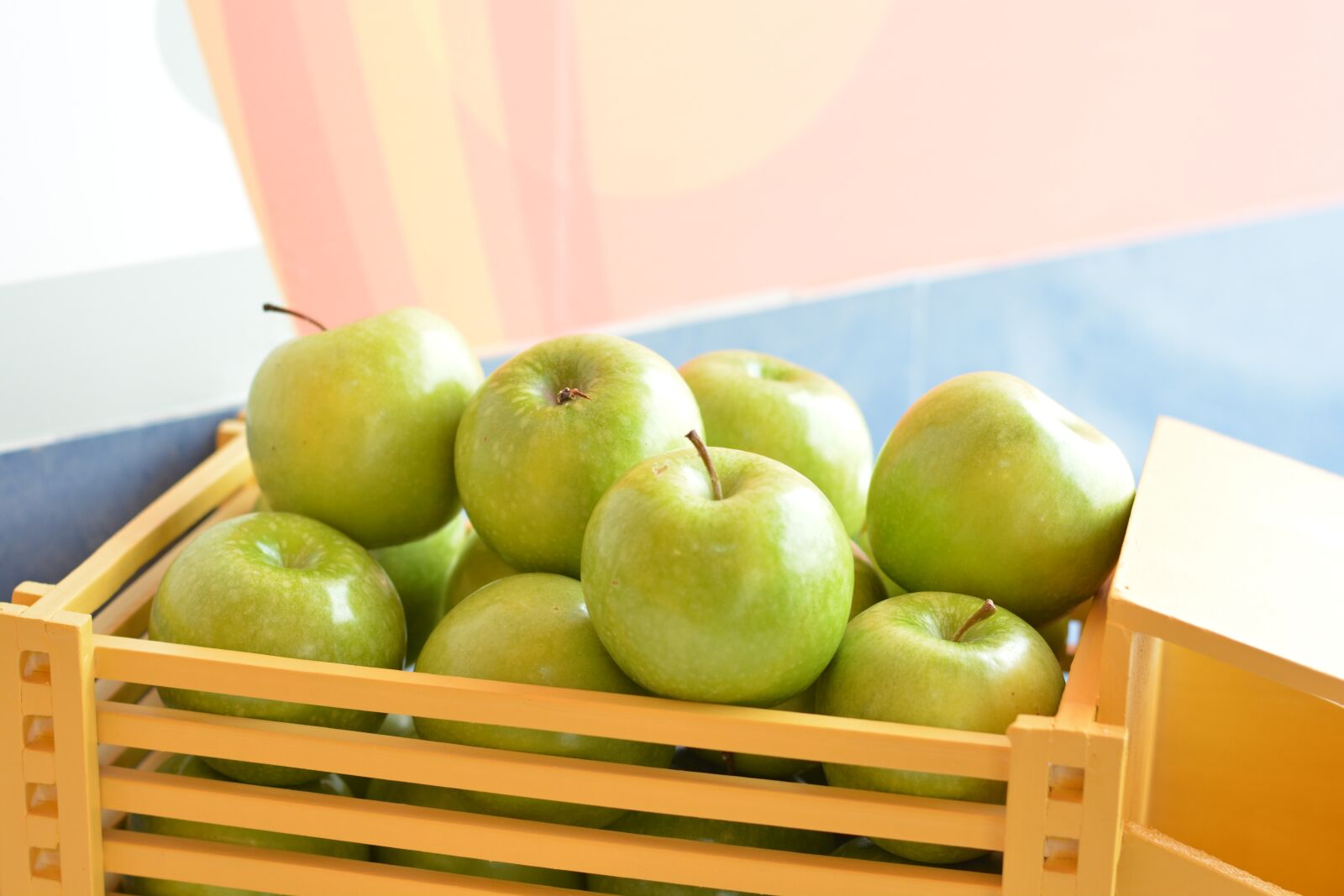 Nikon D5200 sample photo. Apples, green, box photography
