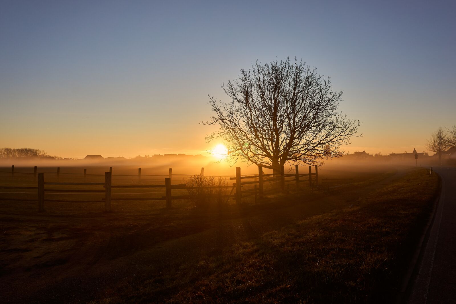 Sony a6000 + Sony E PZ 16-50 mm F3.5-5.6 OSS (SELP1650) sample photo. Sunrise, fence, wood photography