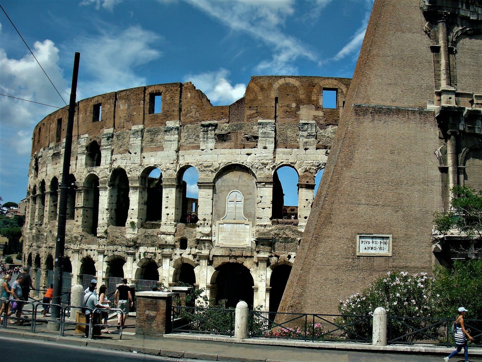 Sony DSC-H3 sample photo. The coliseum, rome, monument photography