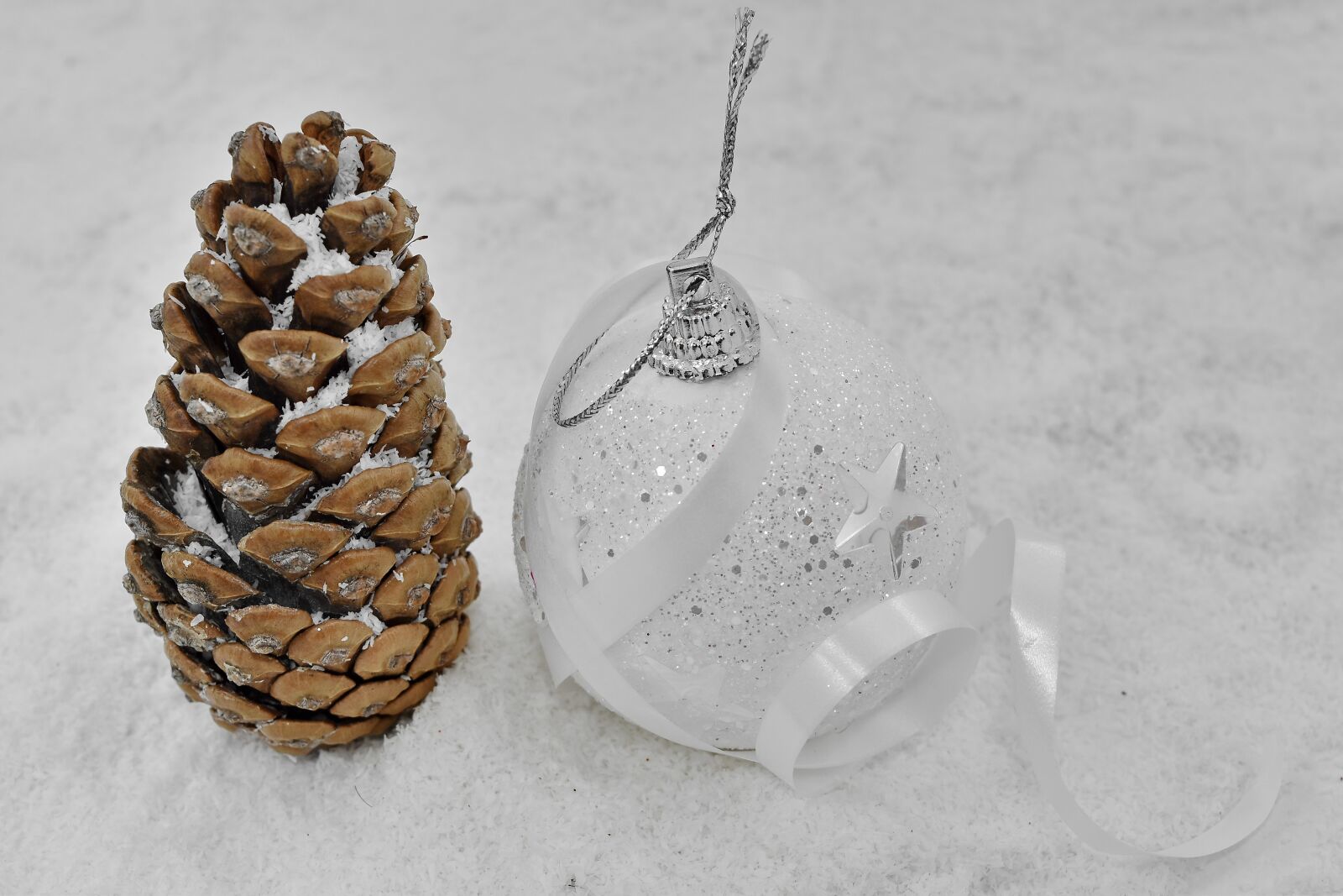 Nikon D5500 sample photo. Decoration, ornament, snowflakes, sphere photography