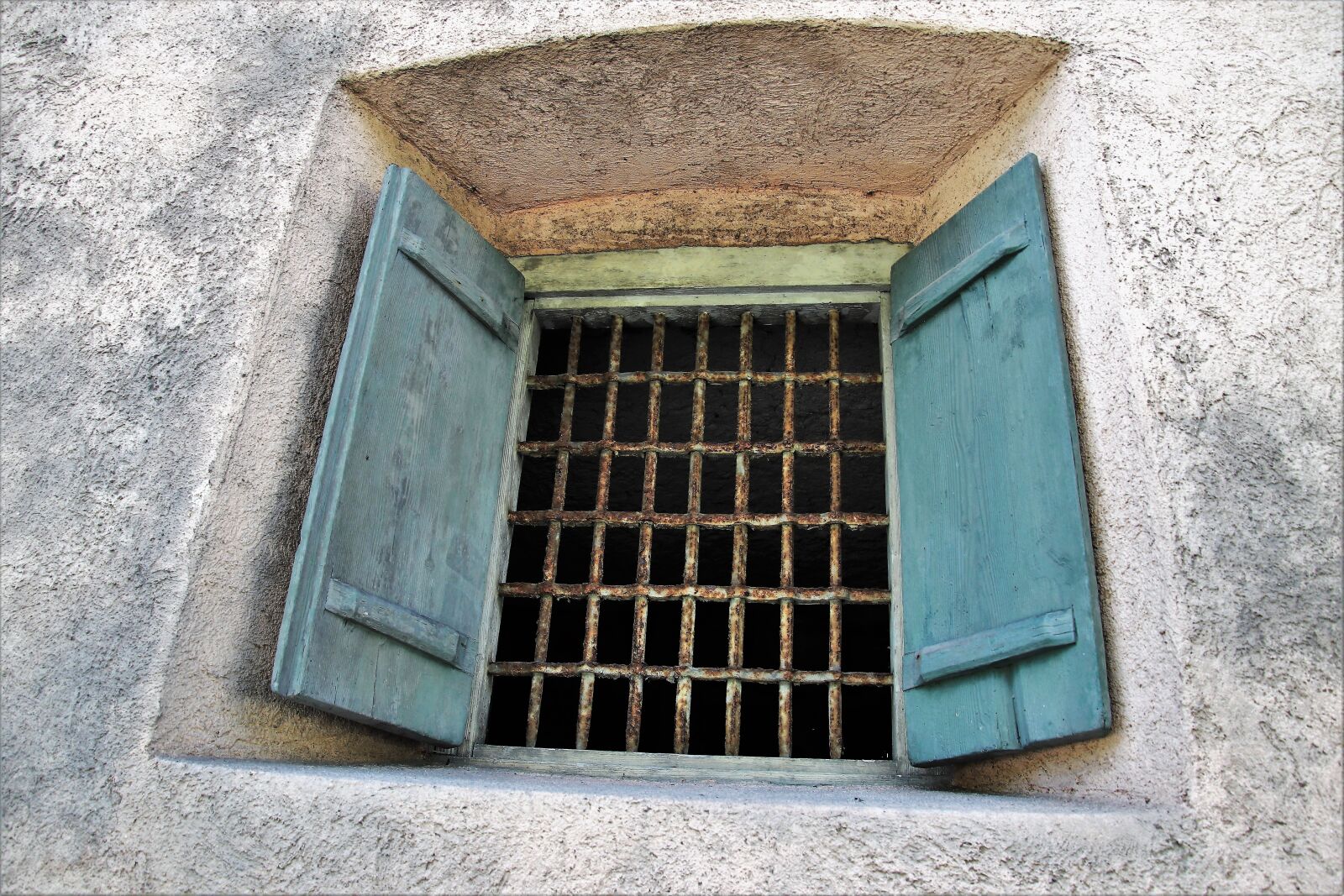 Canon EOS 80D sample photo. Old window, shutters, monument photography