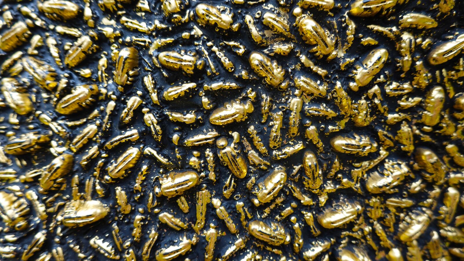 Sony Cyber-shot DSC-RX100 VI sample photo. Art, bees, gold photography