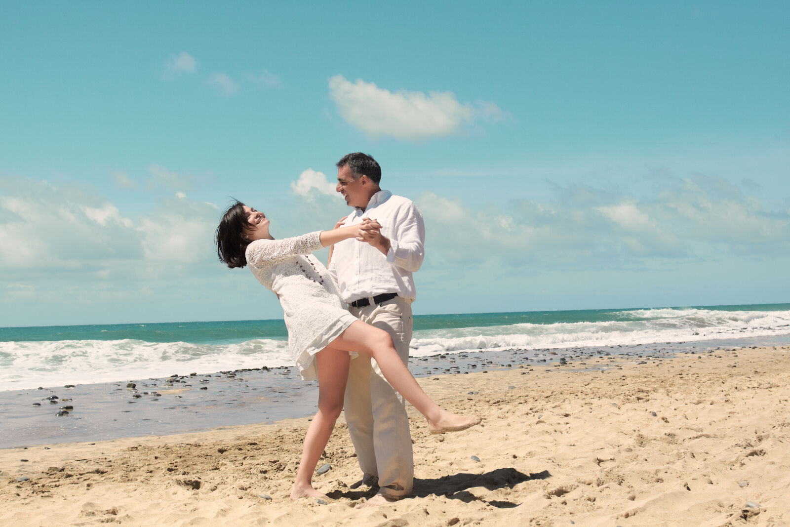 Canon EOS 50D sample photo. Adult, affectionate, alcohol, beach photography