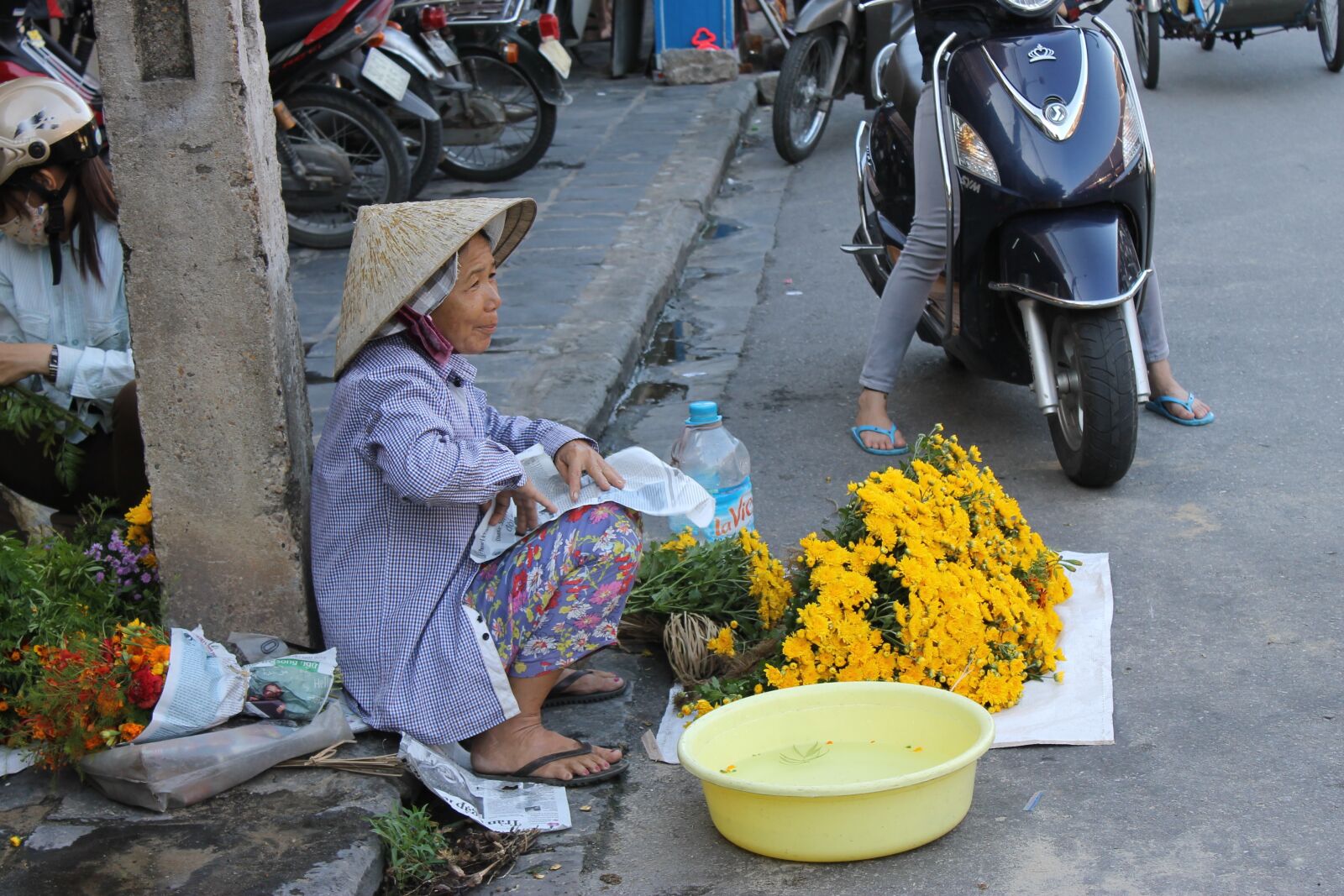 Canon EF-S 18-55mm F3.5-5.6 IS II sample photo. Vietnam street vendors, hoi photography