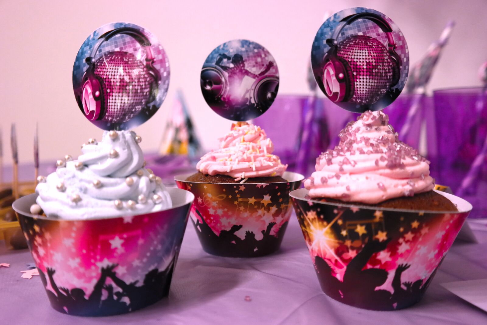 Samsung NX300 sample photo. Muffin, muffins, music, party photography