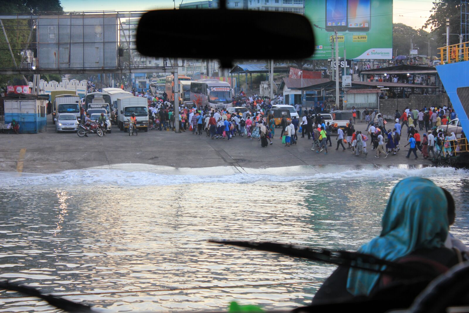 Canon EF-S 18-55mm F3.5-5.6 IS sample photo. Crossing, crowd, ferry photography