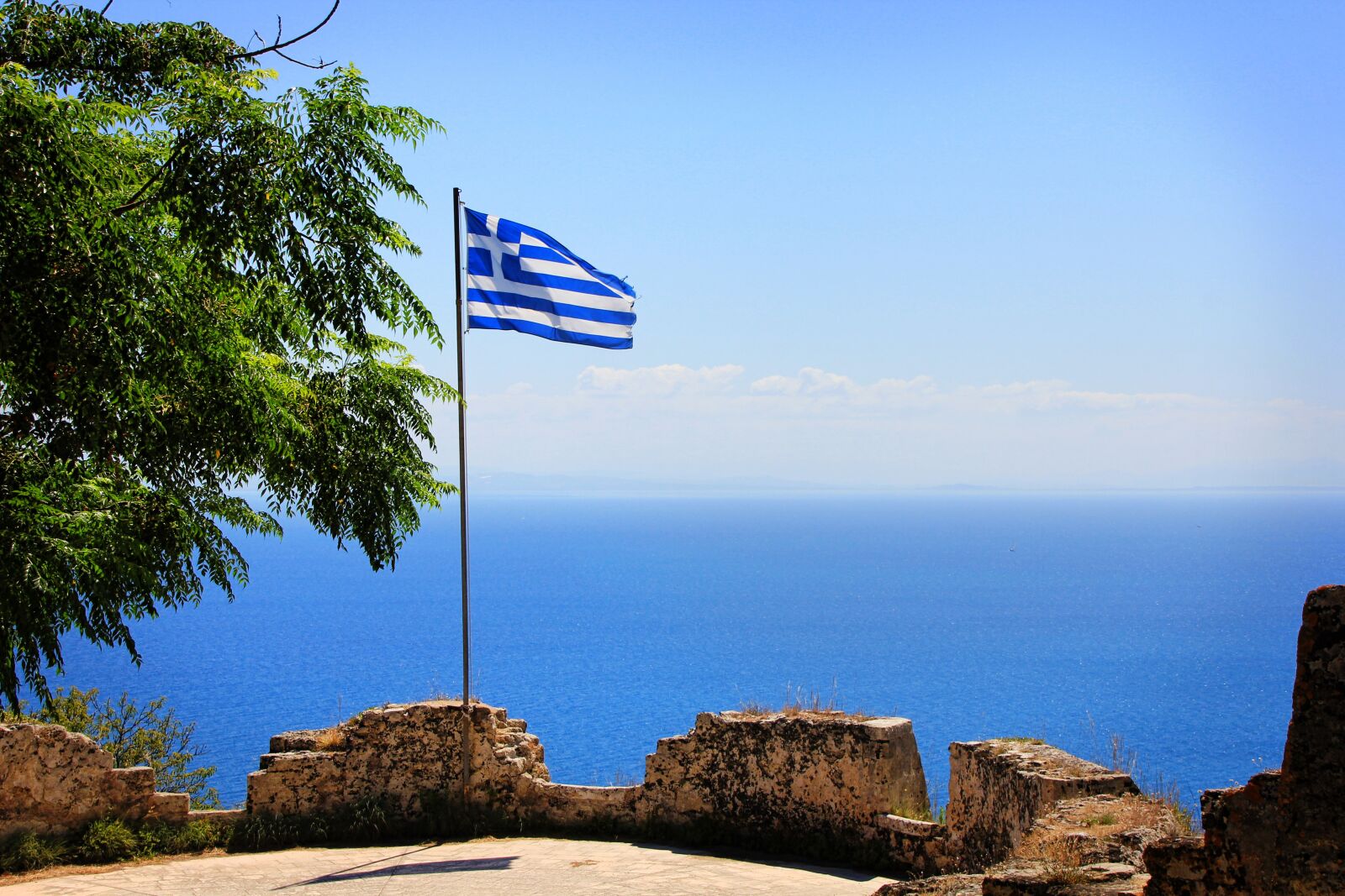 Canon EOS 550D (EOS Rebel T2i / EOS Kiss X4) sample photo. Greece, flag, sea photography