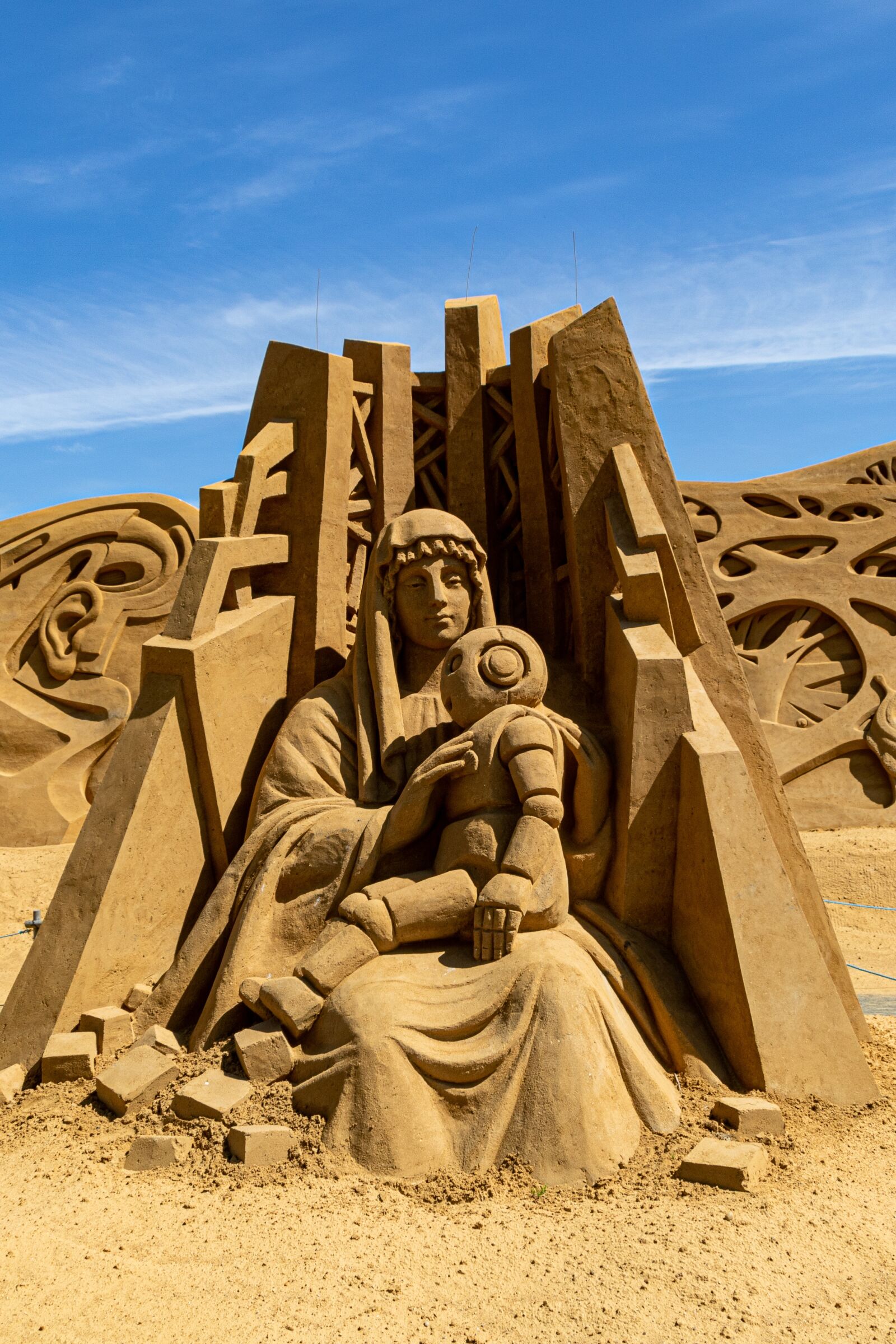 Canon EOS 750D (EOS Rebel T6i / EOS Kiss X8i) + Canon TS-E 90mm F2.8 Tilt-Shift sample photo. Norte dame, sand sculpture photography