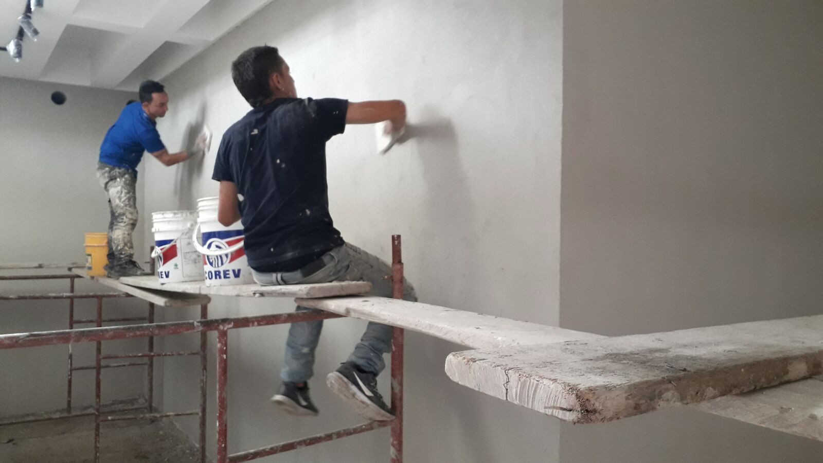 Samsung Galaxy J6 sample photo. Corev, construcción, obreros photography