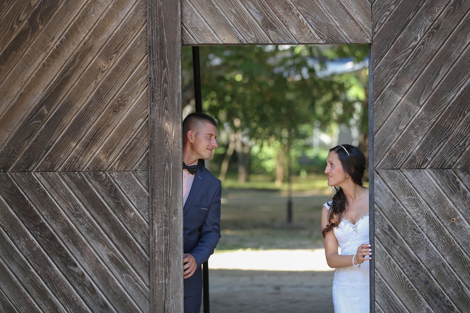 Canon EOS 6D + Canon EF 70-200mm F2.8L IS II USM sample photo. Just married, front door photography