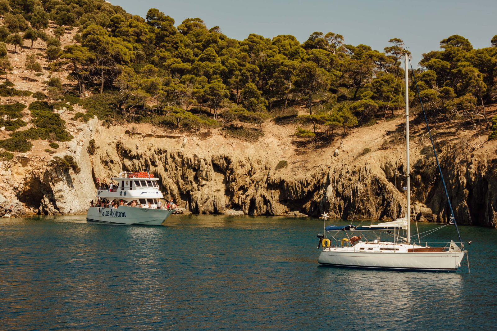 Canon EF-S 18-55mm F3.5-5.6 IS sample photo. Greece, cliff, yachts, travel photography