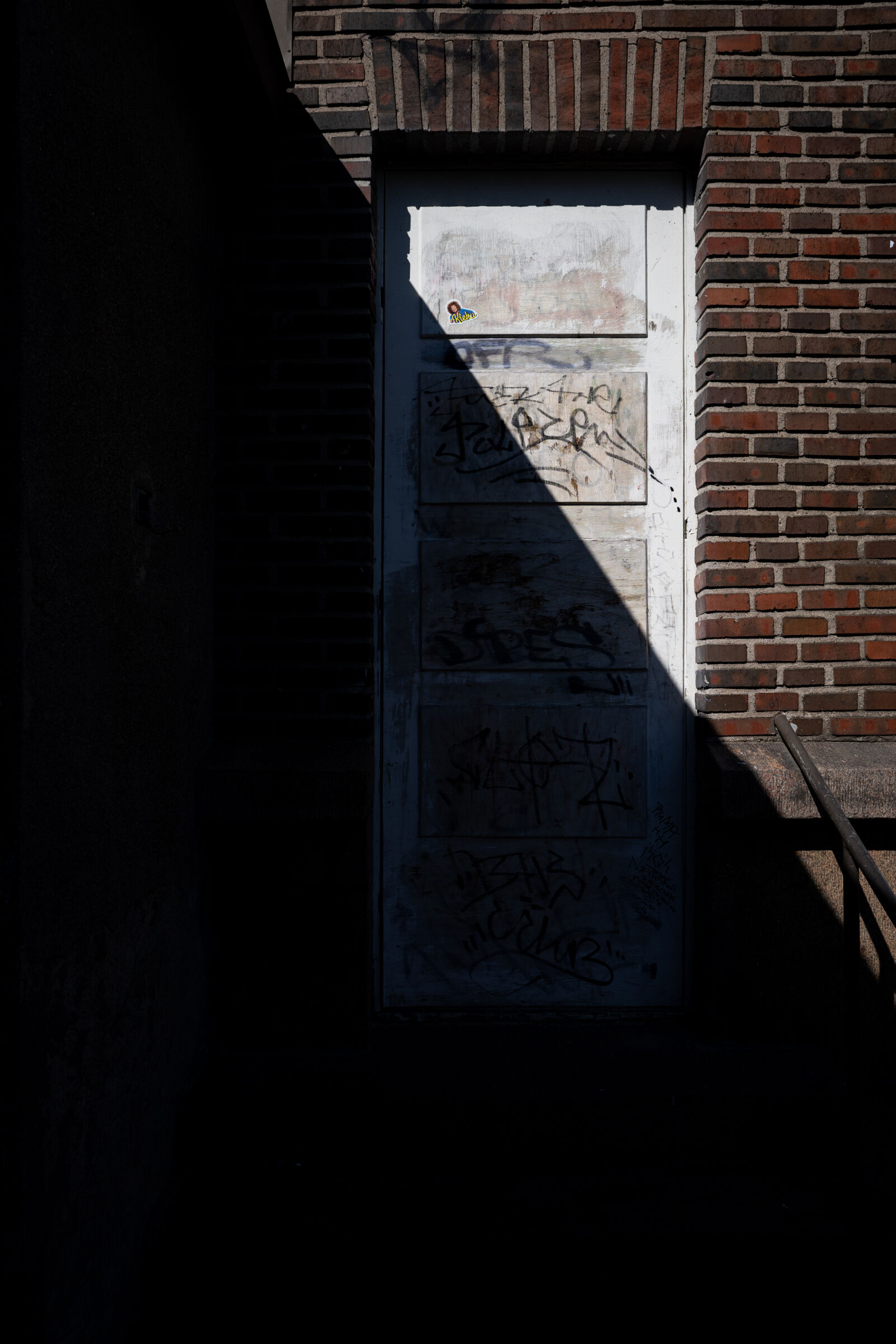 Sony FE 24mm F2.8 G sample photo. Shadow of the door photography
