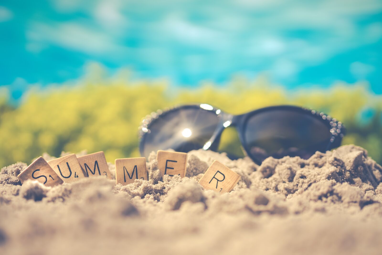 Sony ILCA-77M2 sample photo. Summer, sunglasses, sand photography