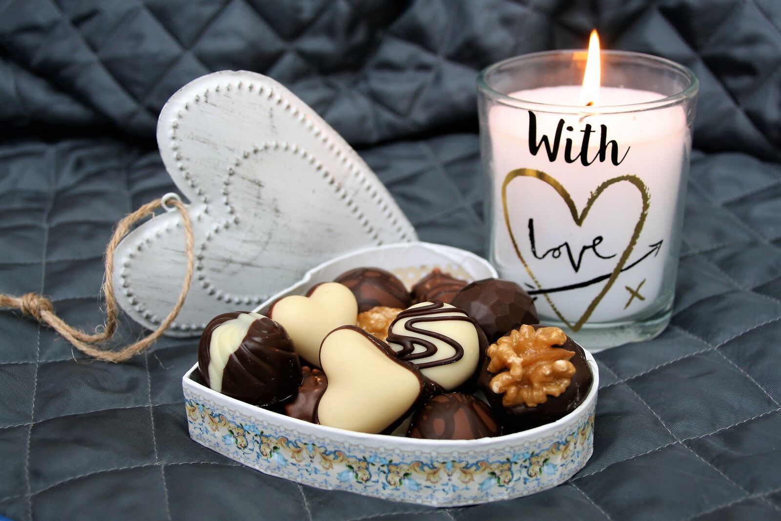 Canon EOS 400D (EOS Digital Rebel XTi / EOS Kiss Digital X) sample photo. Heart, candle, love photography