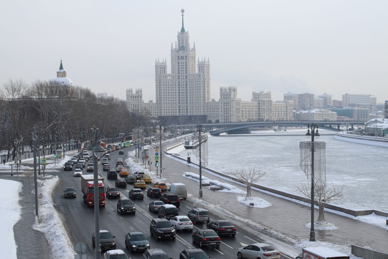 Canon EOS 77D (EOS 9000D / EOS 770D) sample photo. Winter, megalopolis, river photography