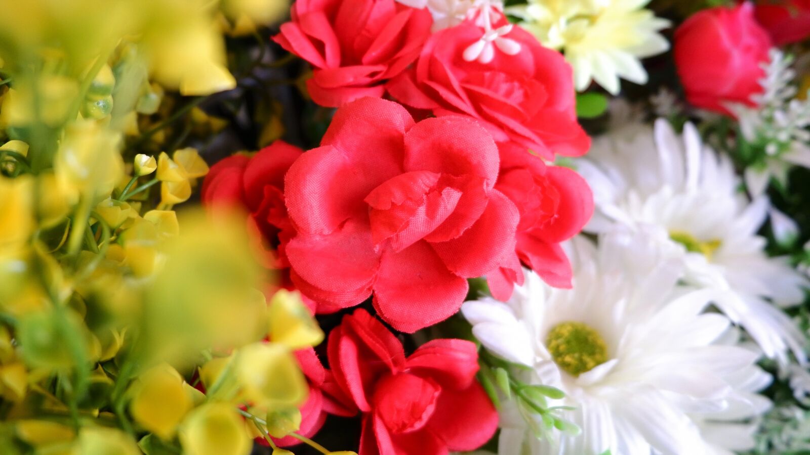 Fujifilm X-A3 + Fujifilm XC 16-50mm F3.5-5.6 OIS II sample photo. Flowers, plastic, fake flowers photography