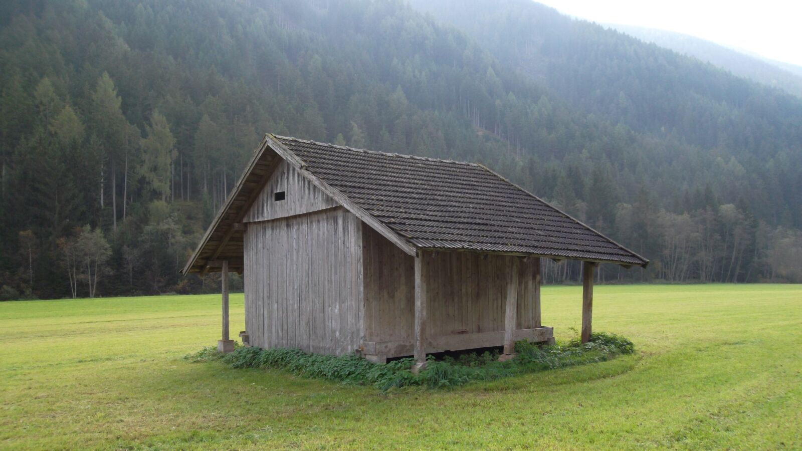 Samsung ST65 sample photo. Barn, scale, field barn photography