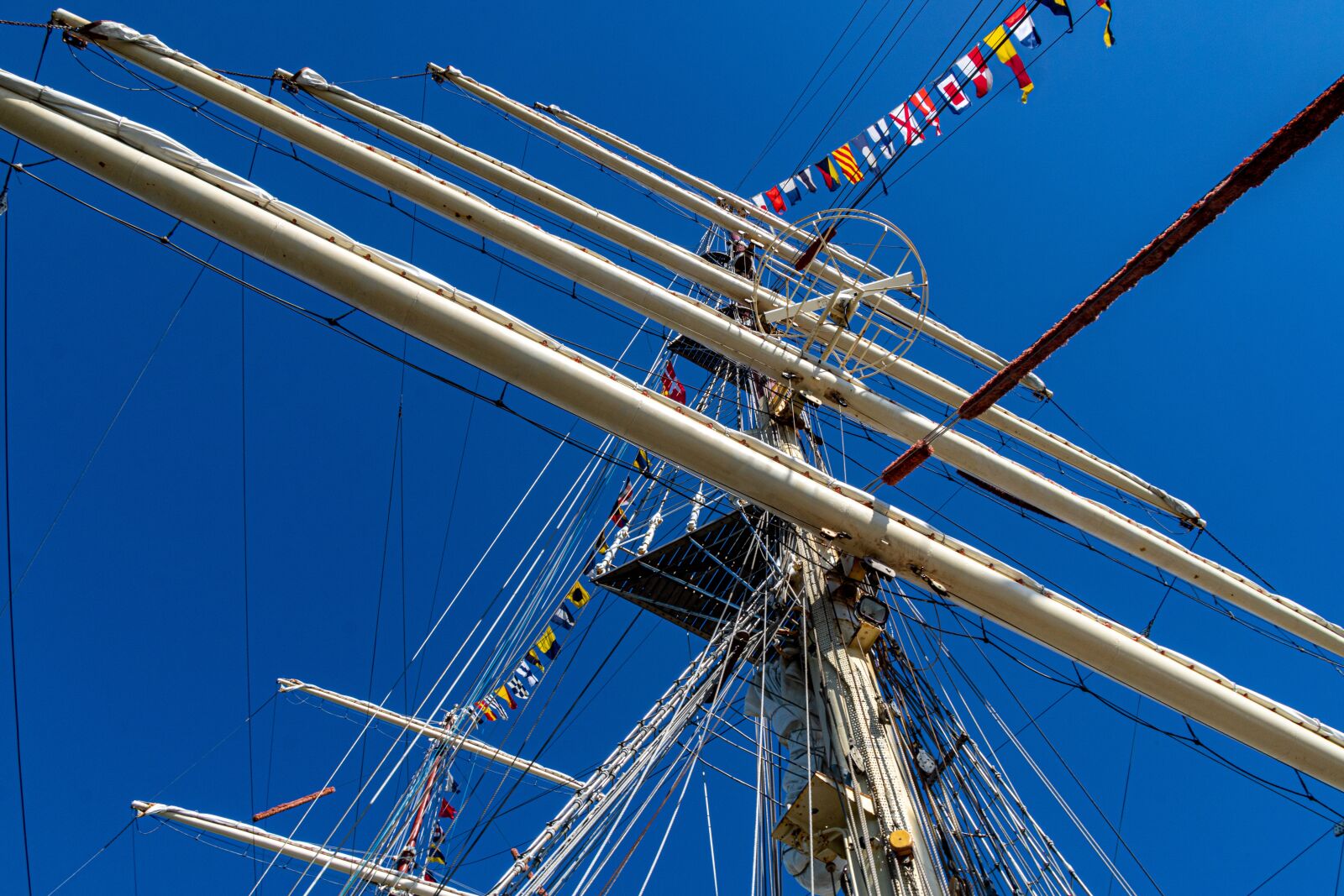 Canon EOS 750D (EOS Rebel T6i / EOS Kiss X8i) + Canon TS-E 90mm F2.8 Tilt-Shift sample photo. Mast, sky, sailing ship photography
