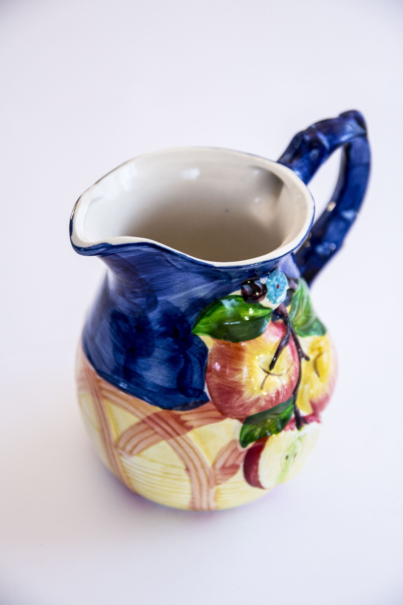 Canon EF-S 17-55mm F2.8 IS USM sample photo. Apple, bowl, clay, decoration photography