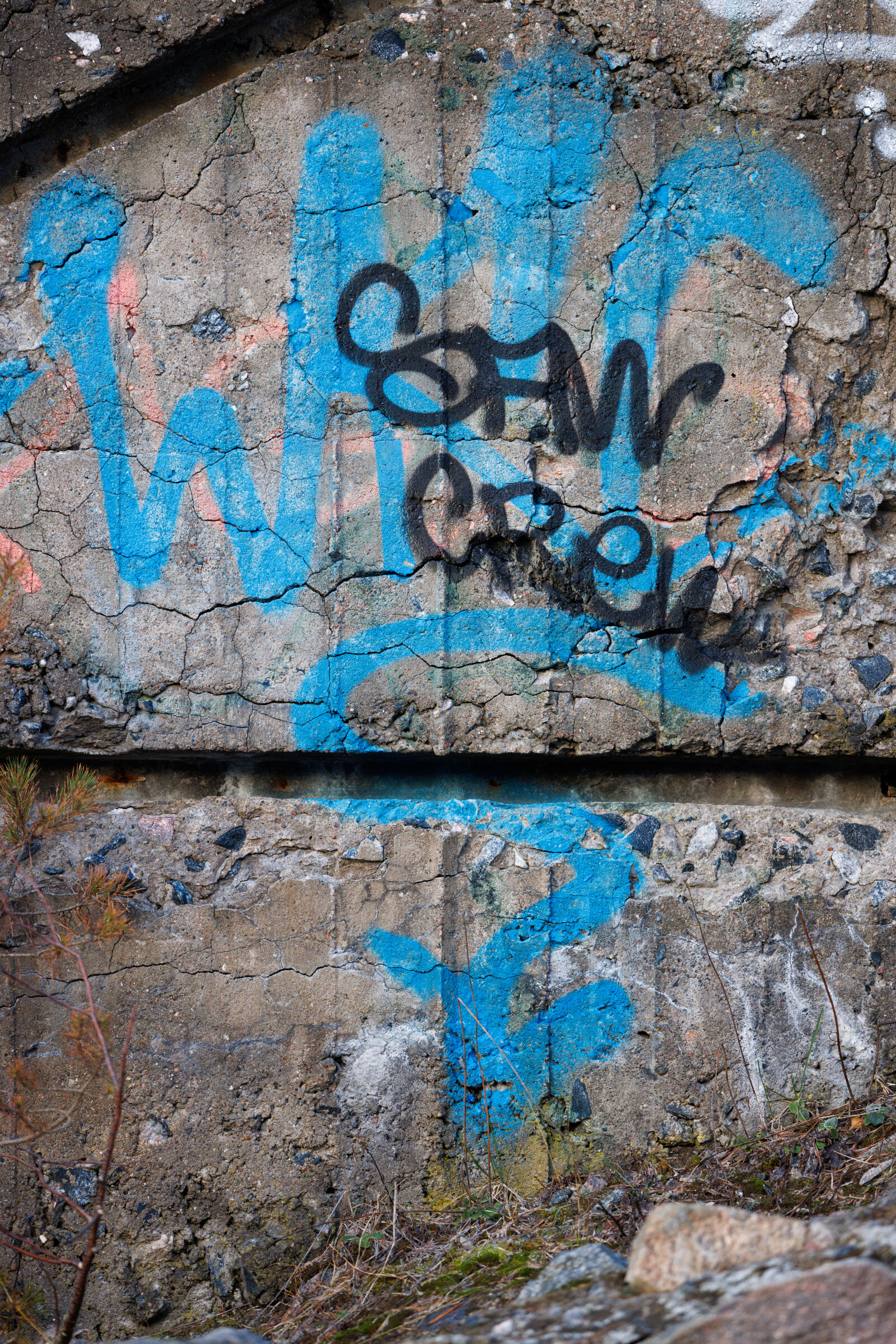Canon EOS R5 sample photo. Old concrete graffiti photography