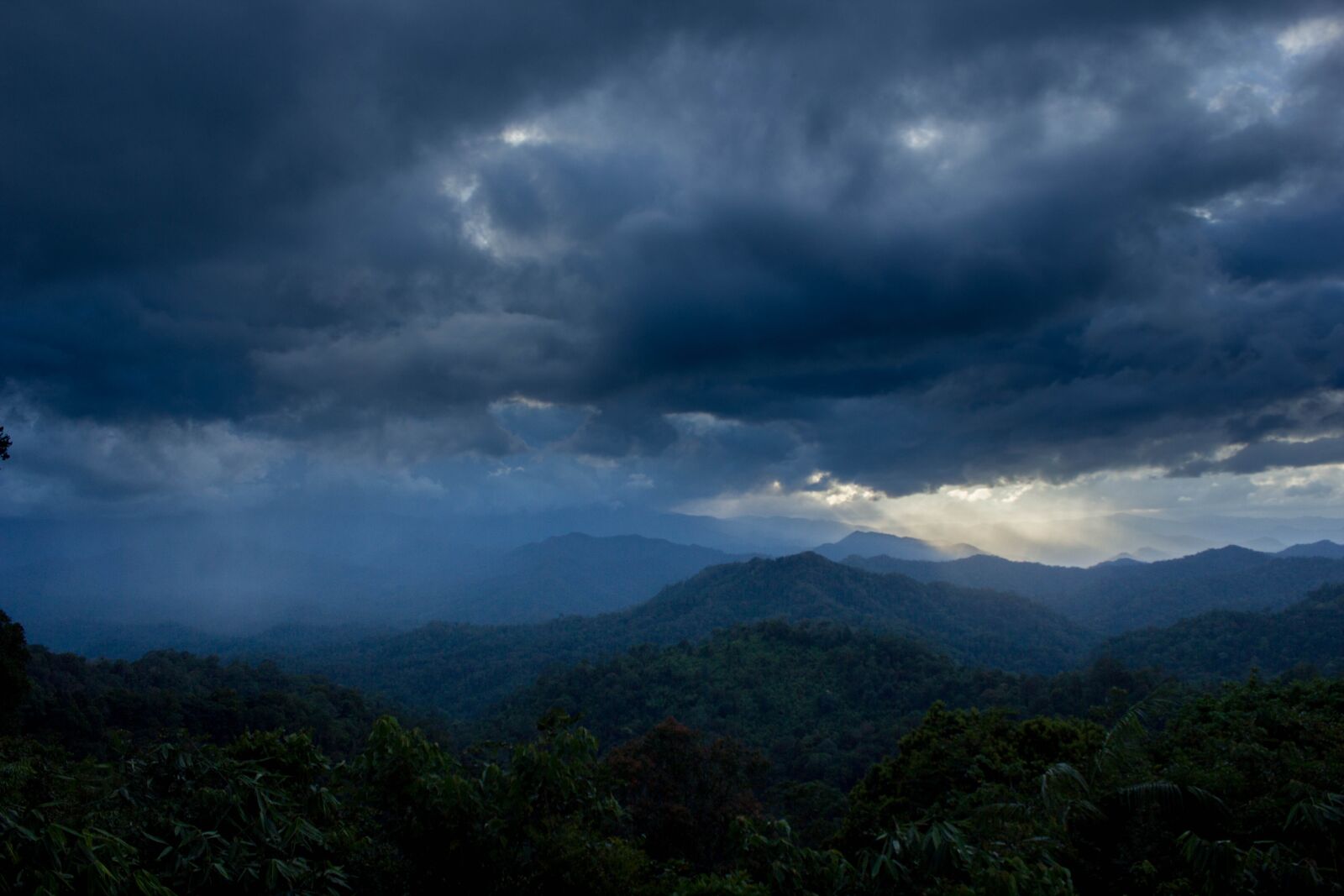 Canon EF-S 18-55mm F3.5-5.6 IS sample photo. Blue khruem, rain, sky photography