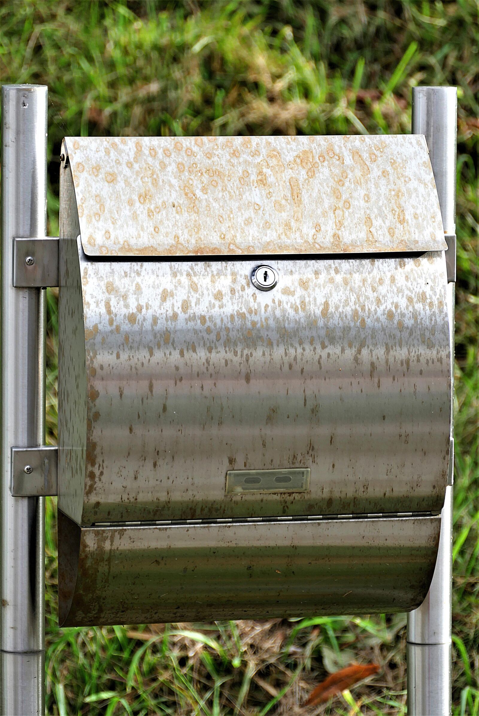 Panasonic Lumix DMC-FZ1000 sample photo. Mailbox, rust stains, metal photography