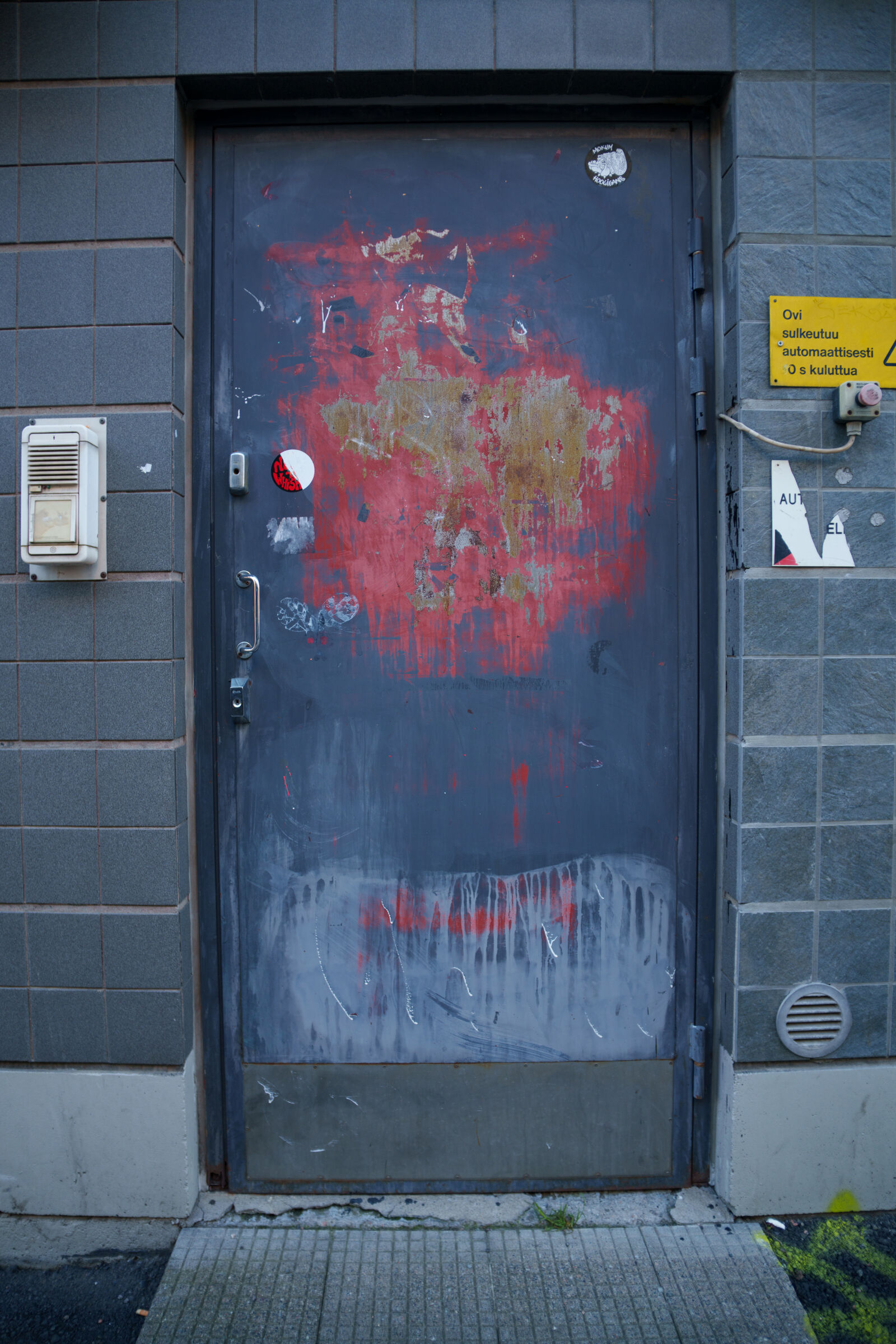 Samyang Remaster Slim 21mm F3.5 sample photo. Decay door photography