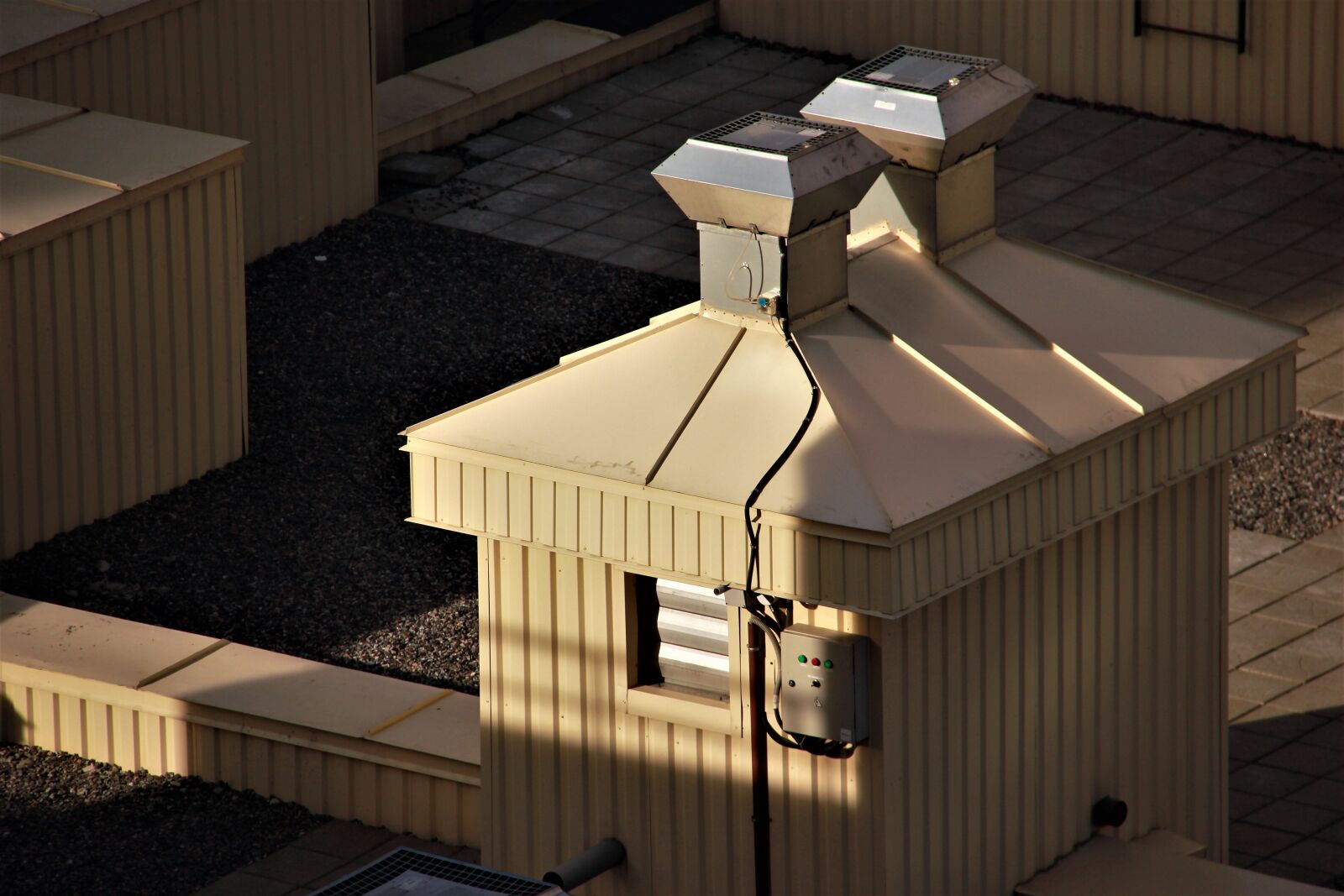 Canon EOS 550D (EOS Rebel T2i / EOS Kiss X4) sample photo. Roof, house, arhitecture photography