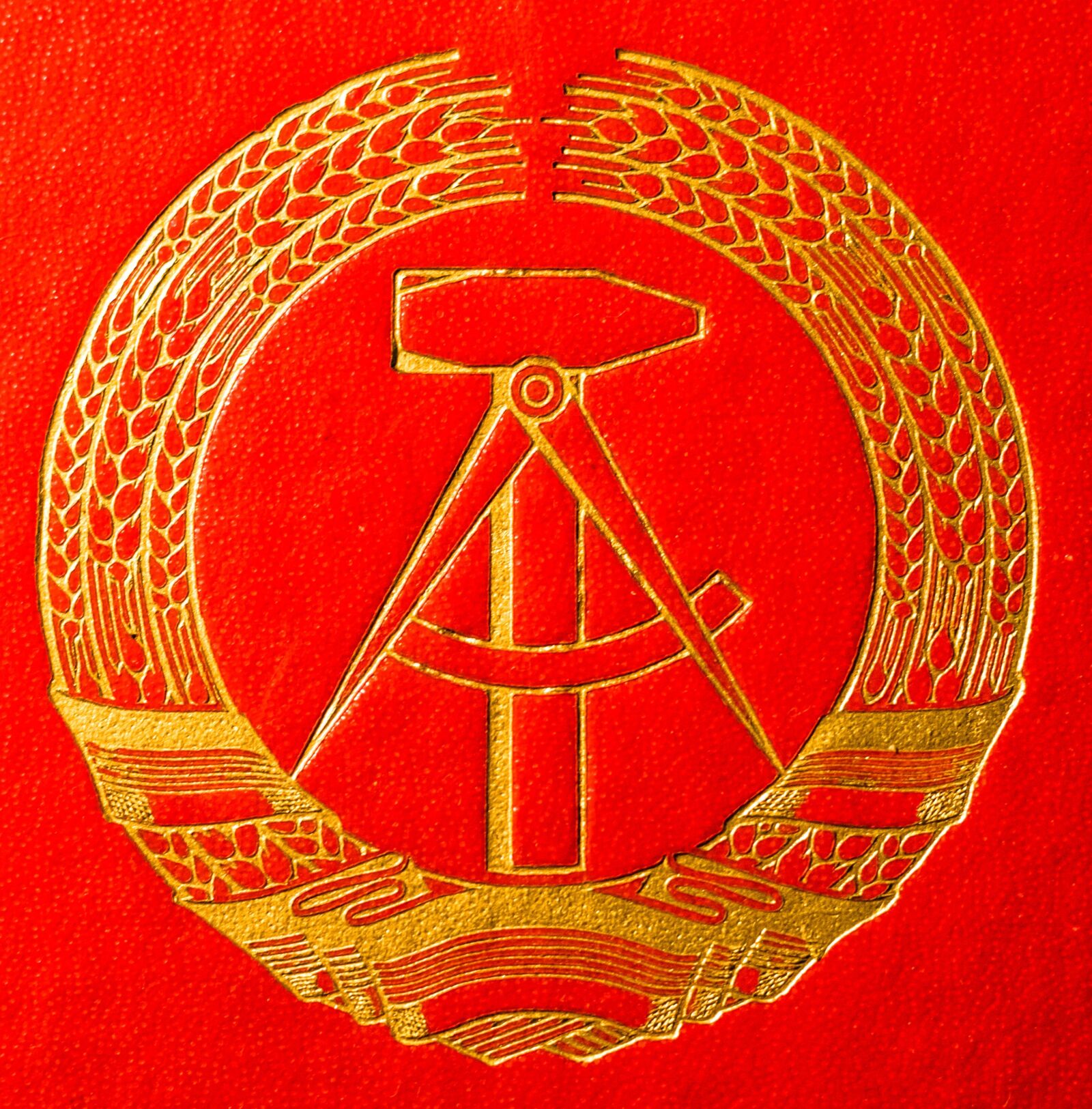 Canon EOS 750D (EOS Rebel T6i / EOS Kiss X8i) sample photo. Ddr, coat of arms photography