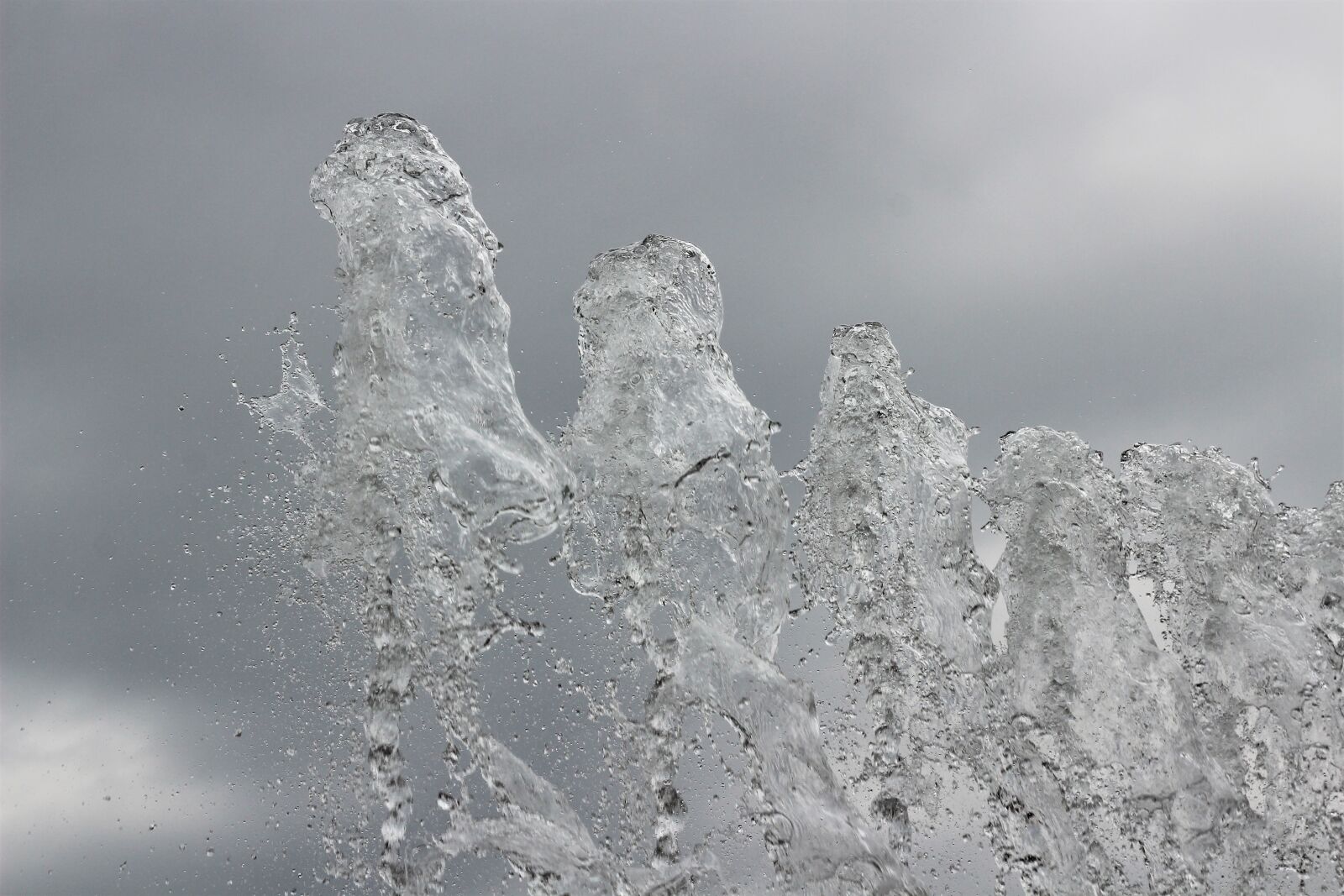 Canon EOS 600D (Rebel EOS T3i / EOS Kiss X5) + Canon EF 50mm F1.8 II sample photo. Water fontana, h2o, clear photography