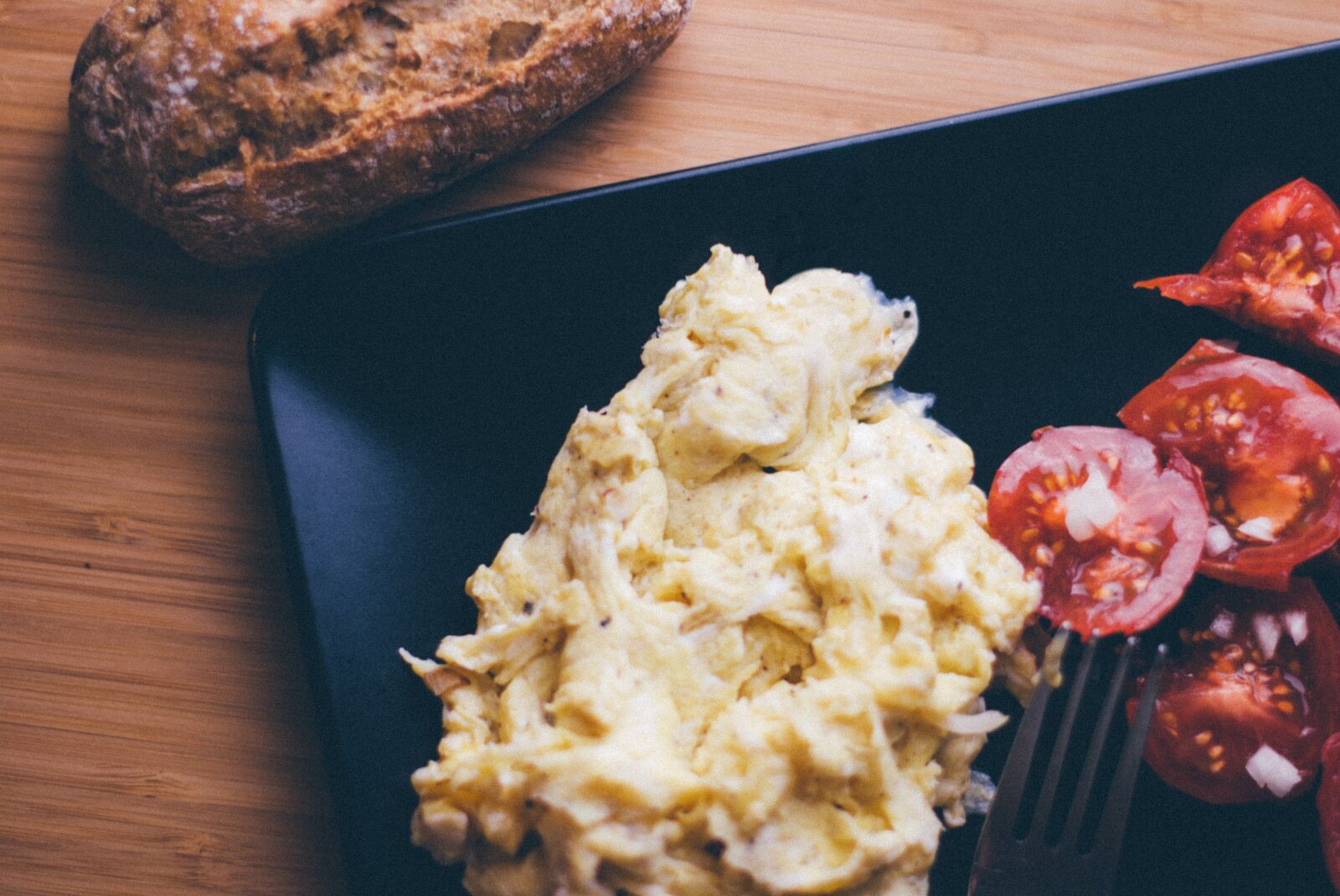Nikon D60 sample photo. Scrambled eggs, tomatoes, bread photography