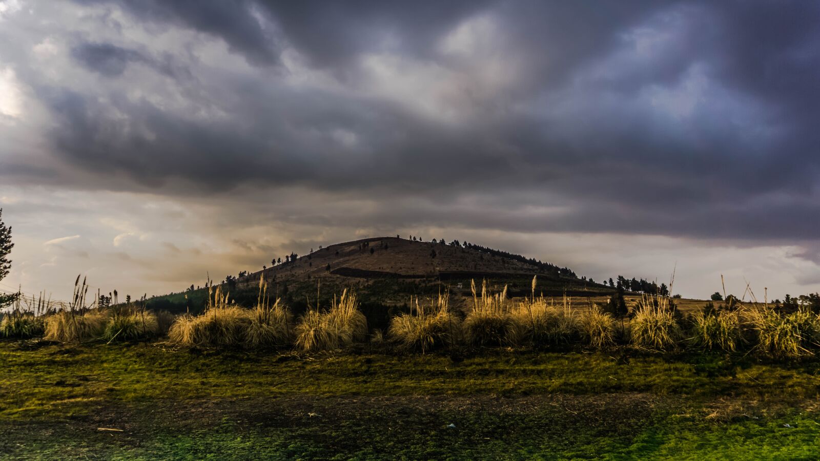 Sony E 16-50mm F3.5-5.6 PZ OSS sample photo. Nubes, montaña, landscape photography