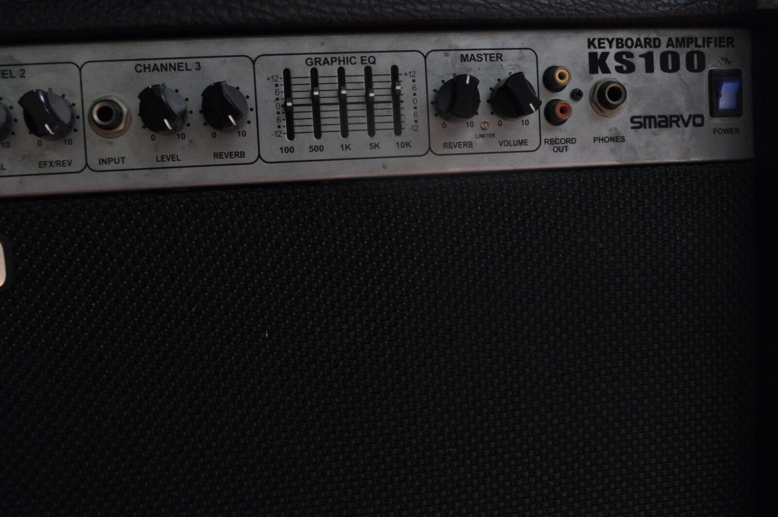 Nikon D90 sample photo. Control, dark, dirty, loud photography