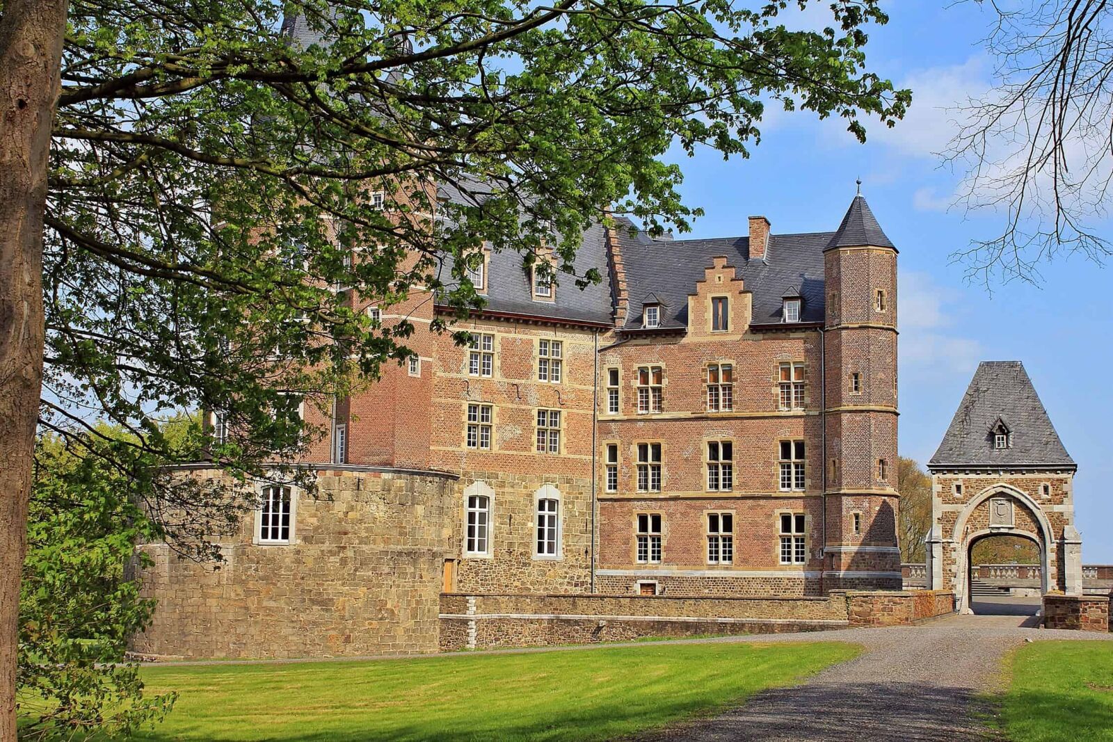 Canon EOS 550D (EOS Rebel T2i / EOS Kiss X4) sample photo. Architecture, castle, old, tree photography