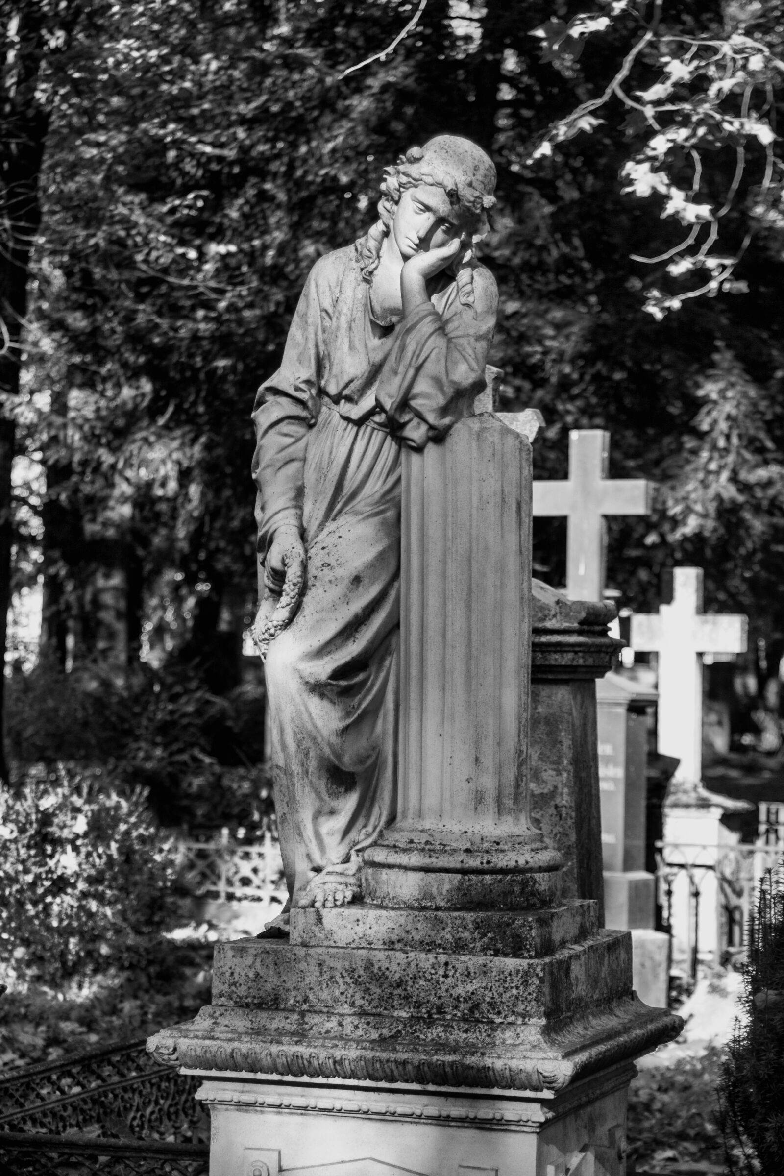 Canon EOS 600D (Rebel EOS T3i / EOS Kiss X5) + Canon EF 28-105mm f/3.5-4.5 USM sample photo. Bonn, old cemetery, tombstone photography