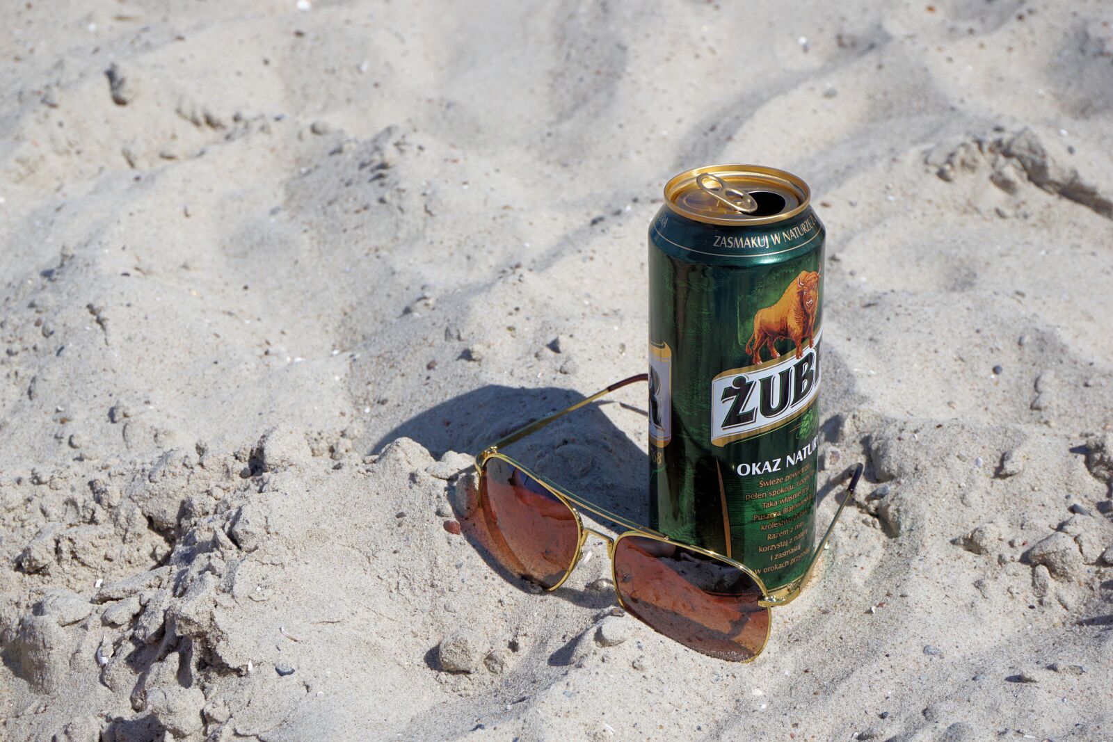 Sony a6000 sample photo. Sunglasses, beer, beach photography