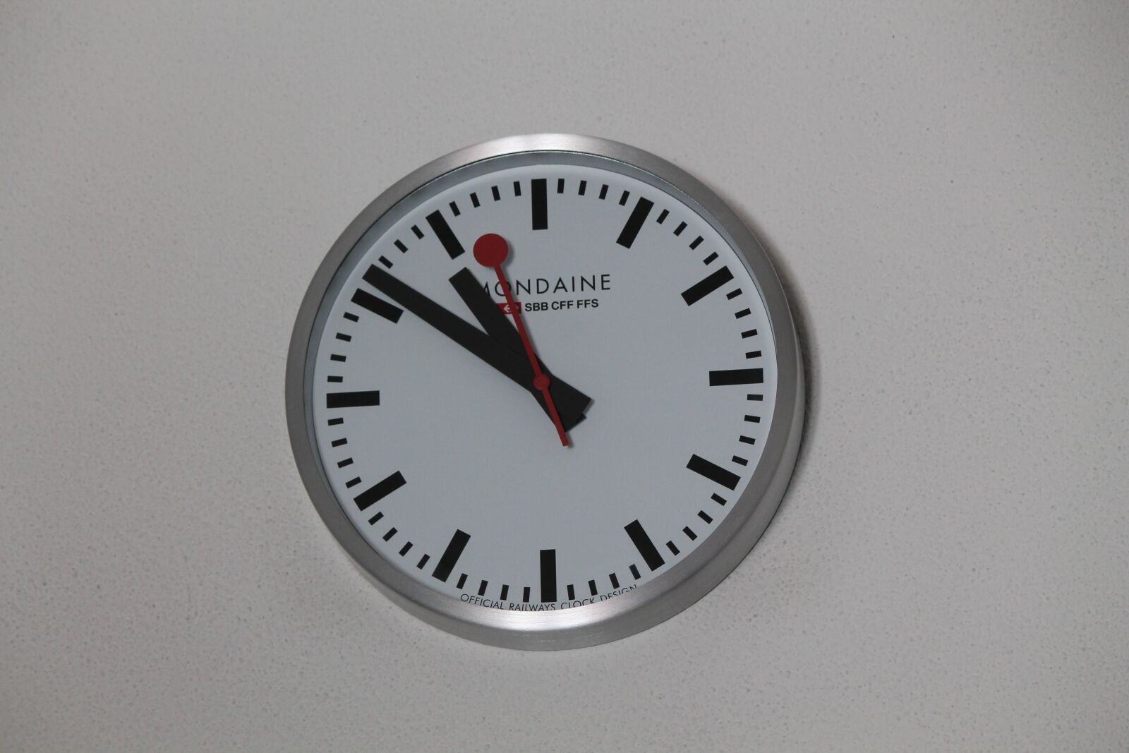 Canon EF-S 55-250mm F4-5.6 IS II sample photo. Watch, time, quartz photography