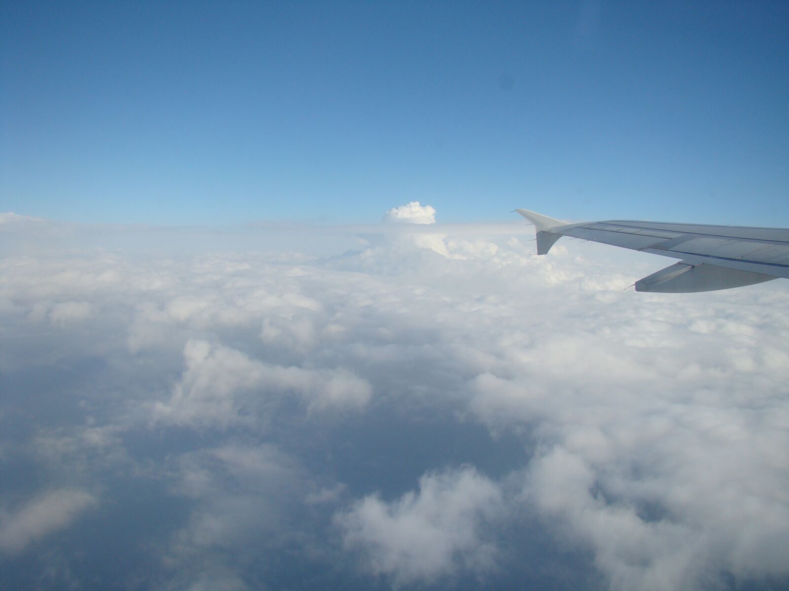Sony DSC-H9 sample photo. Cloud, airplane, flight photography
