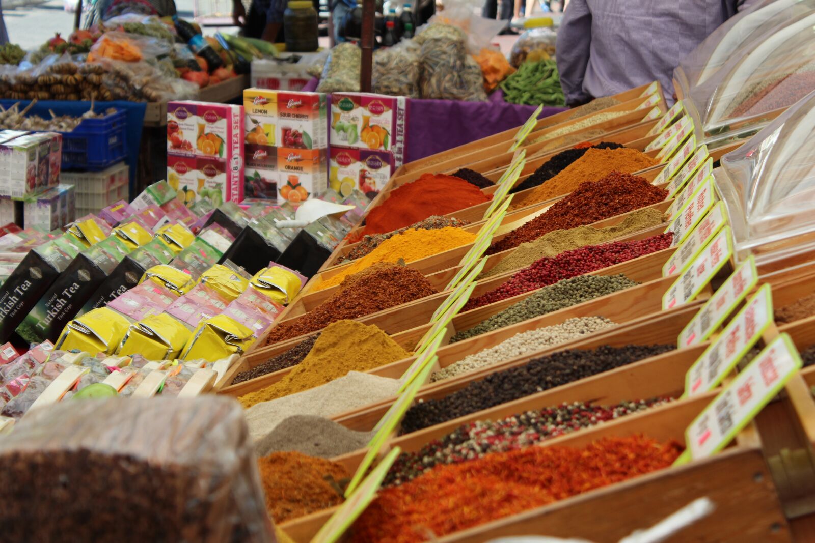 Canon EOS 600D (Rebel EOS T3i / EOS Kiss X5) + Canon EF-S 18-55mm F3.5-5.6 IS II sample photo. Spices, turkey, market photography