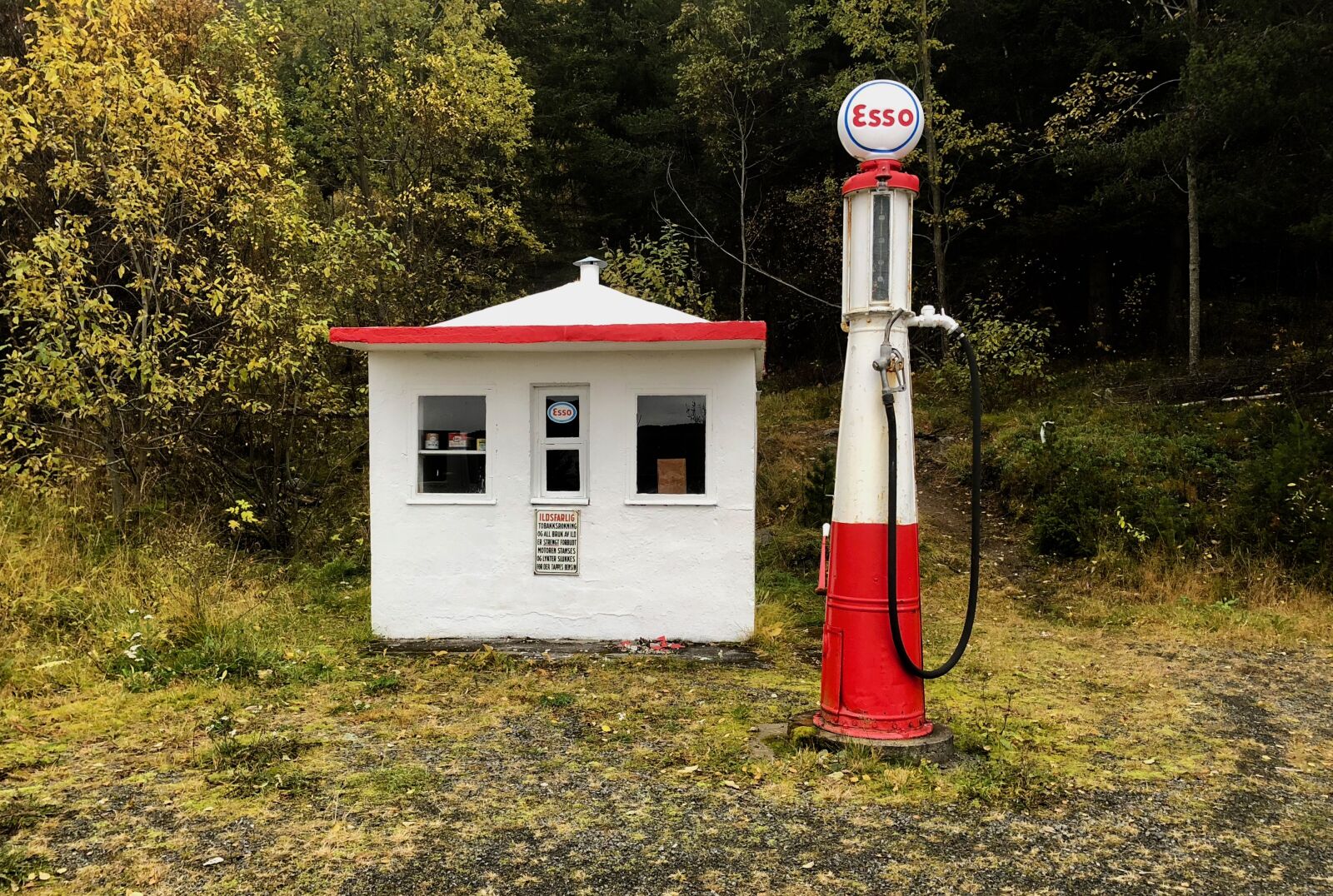 iPhone X back dual camera 4mm f/1.8 sample photo. Petrol stations, nostalgia, petrol photography