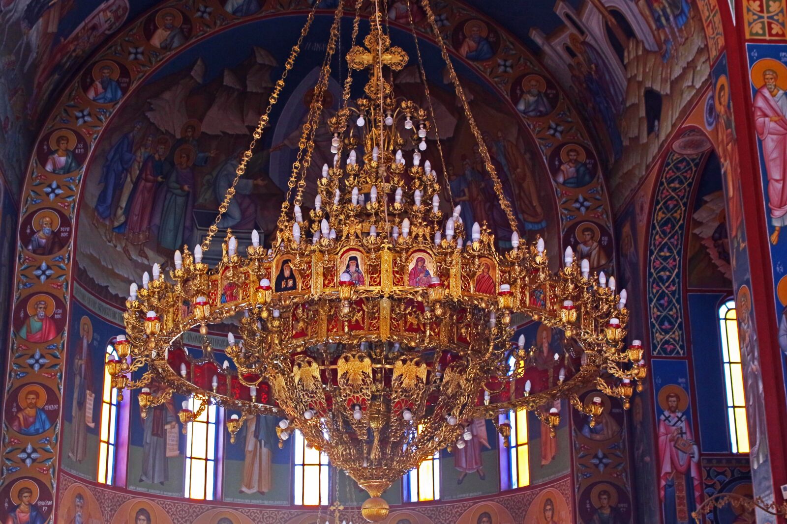 Canon EOS 700D (EOS Rebel T5i / EOS Kiss X7i) sample photo. Chandelier, splendor, church photography