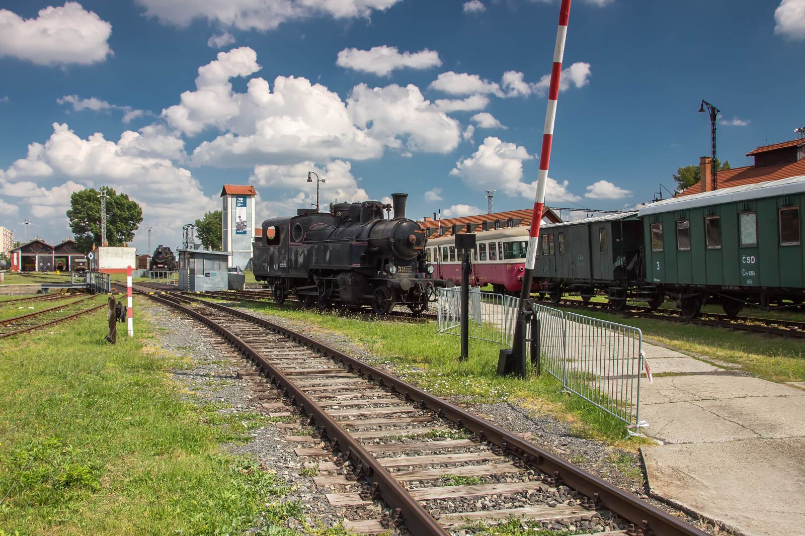 Canon EOS 600D (Rebel EOS T3i / EOS Kiss X5) sample photo. Train, wagons, the historical photography