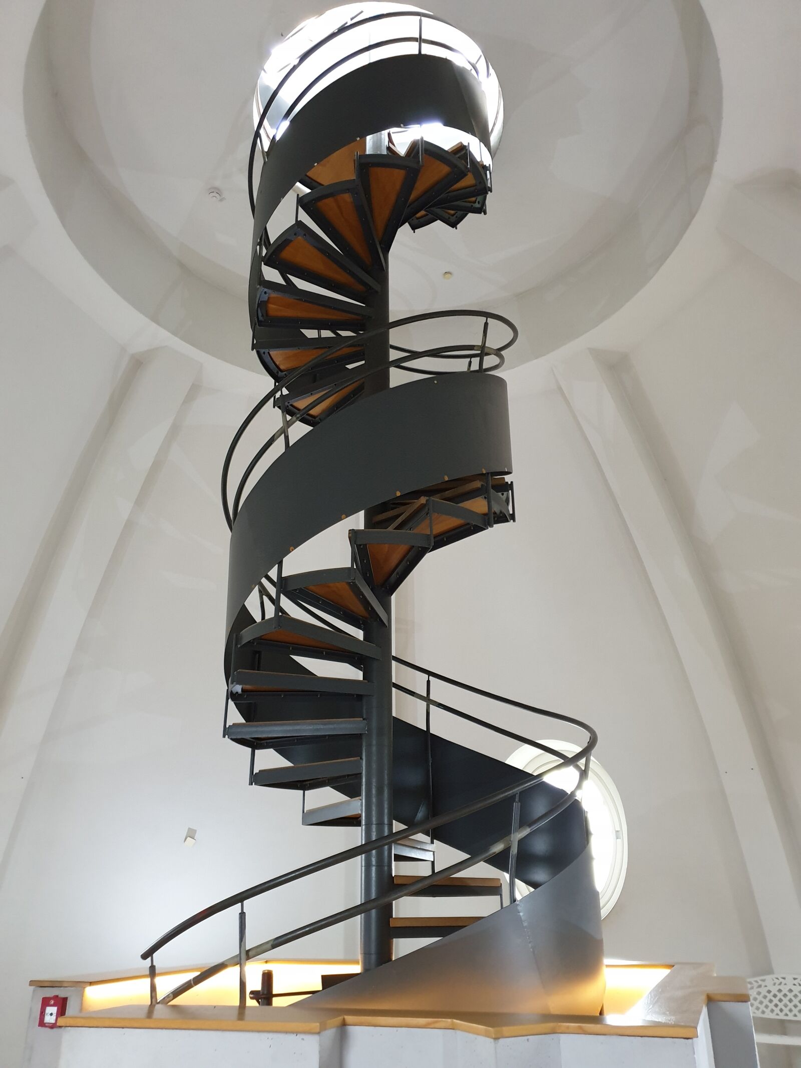 Samsung Galaxy S9+ sample photo. Spiral staircase, tower, castle photography